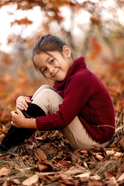 Niño de moda de 5 años posando en el parque de otoño . — Foto de Stock