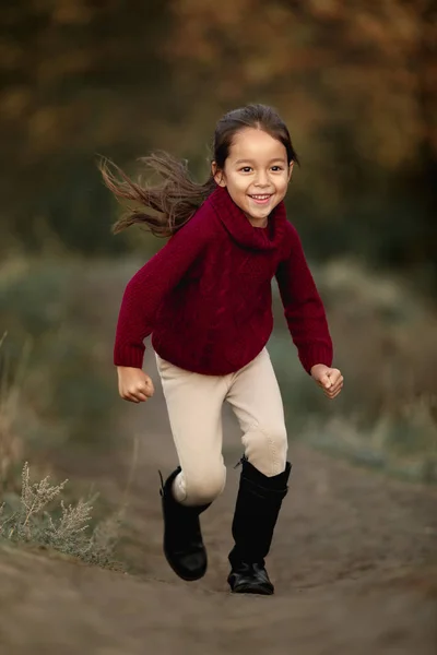 Petite fille coupée jouant dans le parc d'automne — Photo