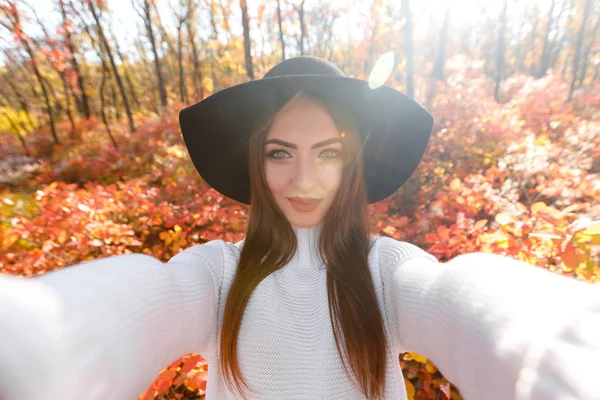 Felice donna in cappello nero facendo selfie — Foto Stock