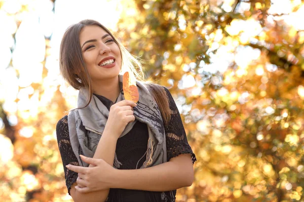 Hermosa mujer con gris escasez en otoño — Foto de Stock