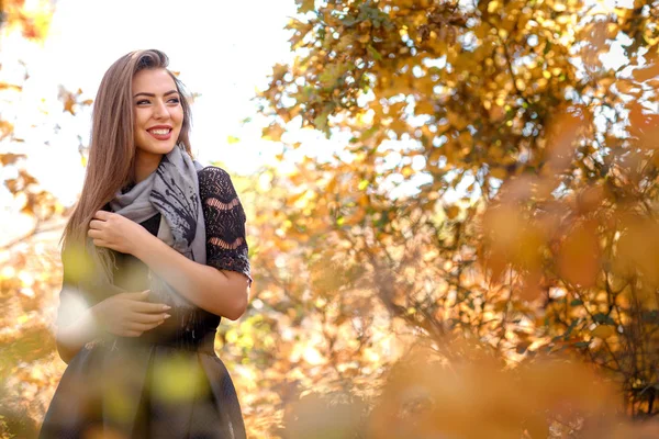 Porträt einer schönen Frau mit grauem Schal im Herbst — Stockfoto