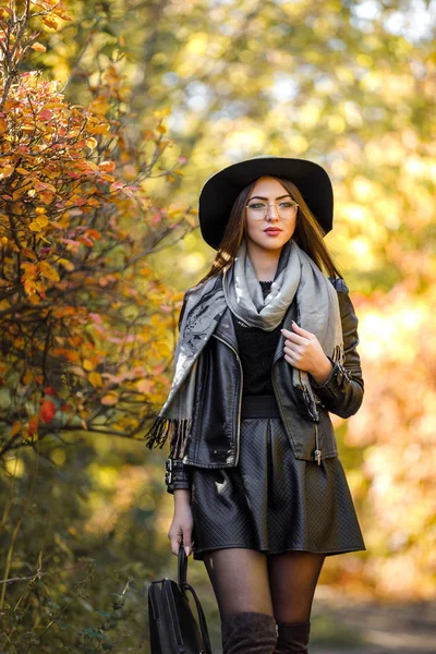 Schöne Frau in schwarzem Kleid und Hut im Herbst — Stockfoto