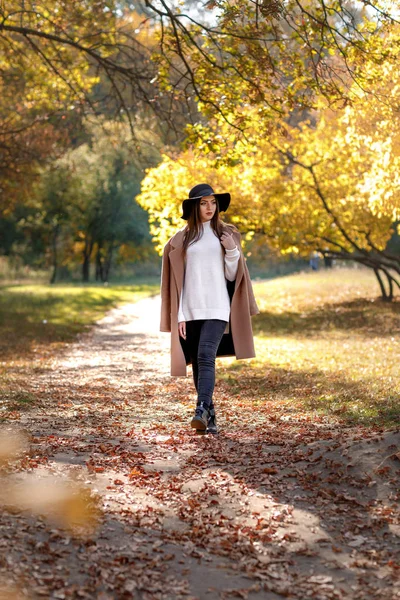 Όμορφη νεαρή γυναίκα σε παλτό και μαύρο καπέλο — Φωτογραφία Αρχείου