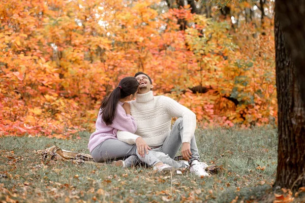 Pár v lásce v podzimní listí — Stock fotografie