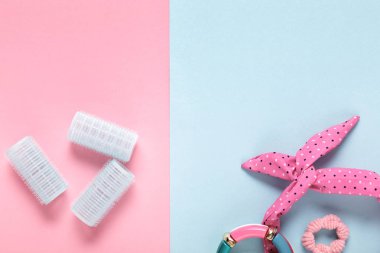 mavi saç curlers, pastel mavi ve pembe kağıt üzerinde toka