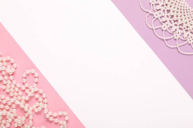 inci kolye mavi ve pembe bir arka plan üzerinde