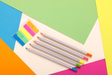 çok renkli kağıda üstten görünüm çok renkli kalemler