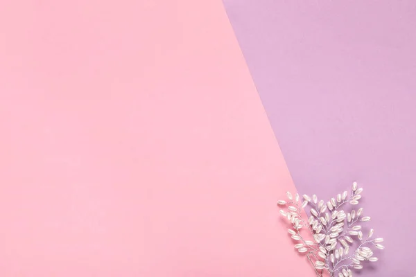 青色とピンク色の背景に真珠のネックレス — ストック写真