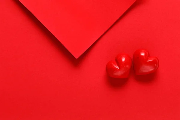 2 つの赤いハートの赤い紙シート — ストック写真