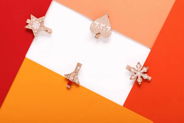 Tarjeta de papel rojo en una clavija de ropa de Navidad —  Fotos de Stock
