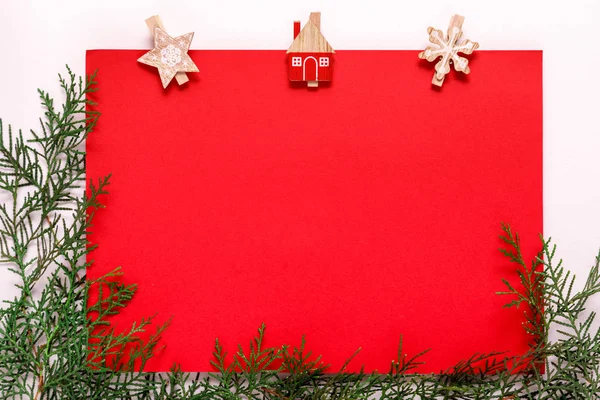 Rode papieren kaart op een kerst kleding peg — Stockfoto