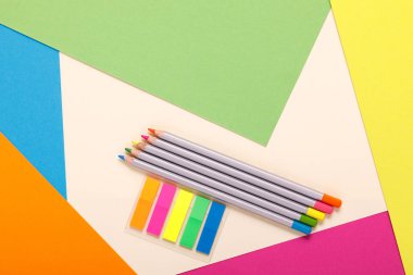 çok renkli kağıda üstten görünüm çok renkli kalemler