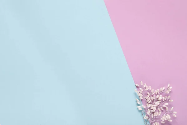 Перлове намисто на синьо-рожевому фоні — стокове фото