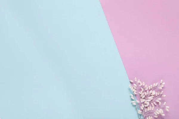 Pearl necklace on a blue and pink background — Stock Photo, Image