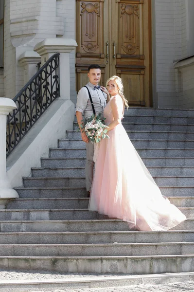 Wedding couple in city in sunny summer day. — Stock Photo, Image