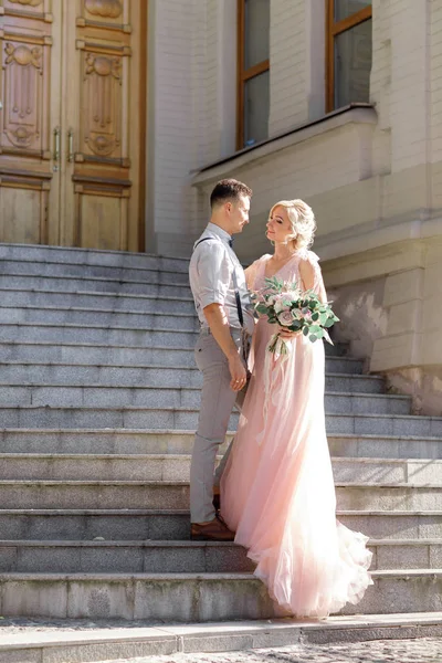 Hochzeitspaar bei sonnigem Sommertag in der Stadt. — Stockfoto