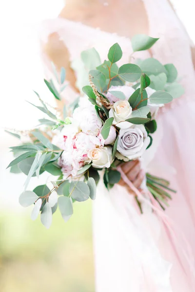 Brides hands hold beautiful bridal bouquet outdoor — Stock Photo, Image