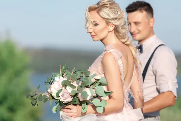 夏の日に自然に結婚式のカップル. — ストック写真