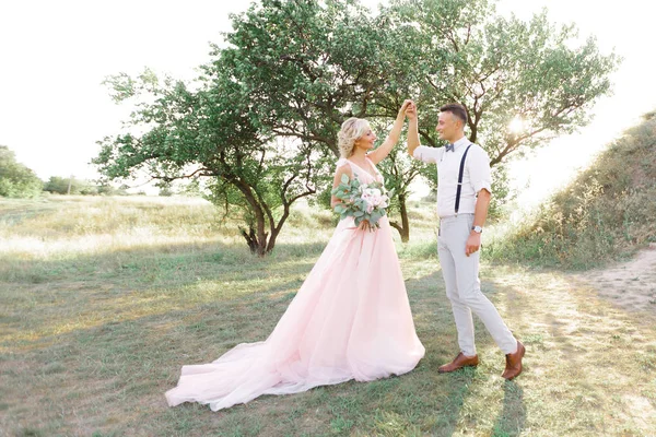 Casal de casamento na natureza no dia de verão . — Fotografia de Stock