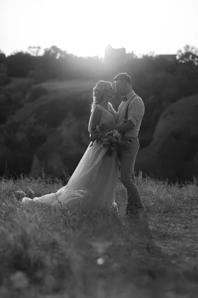 Hochzeitspaar an einem Sommertag in der Natur. — Stockfoto