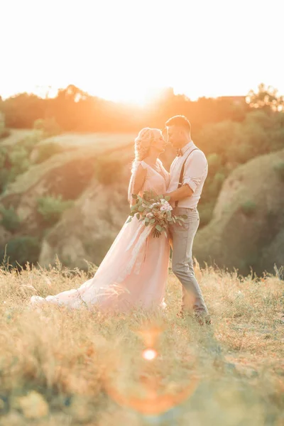 Couple de mariage sur la nature en journée d'été . — Photo