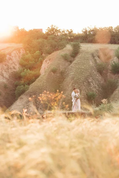 Casal de casamento na natureza no dia de verão . — Fotografia de Stock