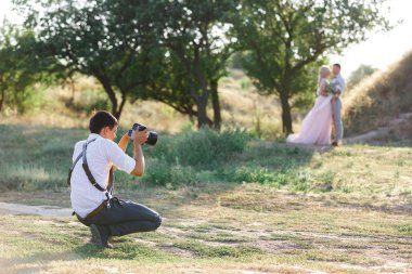 Düğün fotoğrafçısı gelin ve damadın fotoğraflarını çeker.