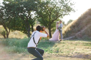 Düğün fotoğrafçısı gelin ve damadın fotoğraflarını çeker.