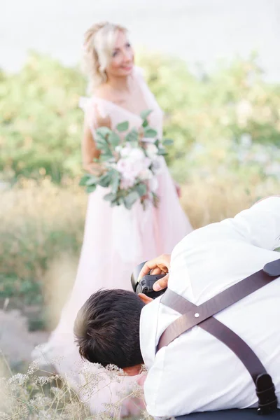 Hochzeitsfotograf fotografiert Braut und Bräutigam — Stockfoto