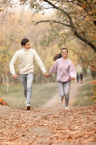 Couple amoureux dans les feuilles d'automne — Photo