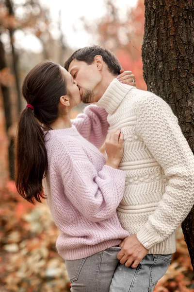 Casal apaixonado nas folhas de outono — Fotografia de Stock