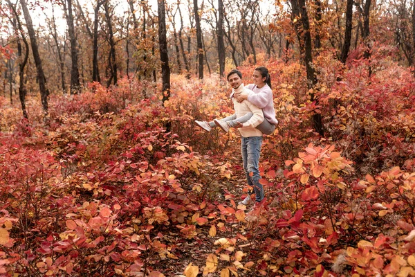 Sonbahar yaprakları aşık çift — Stok fotoğraf