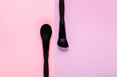 pastel kağıt pembe arka plan üzerinde makyaj fırçaları