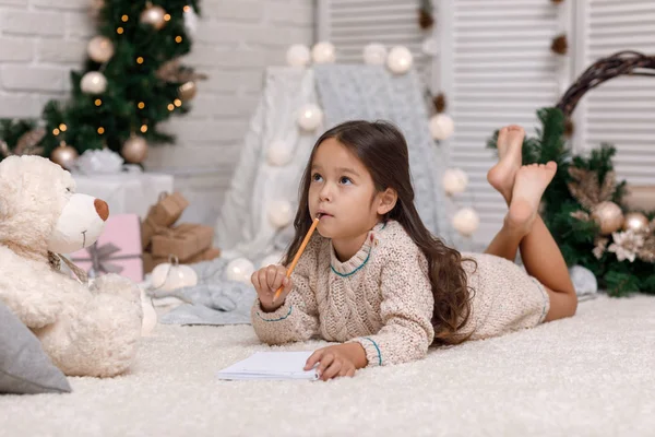 Милий дитина дівчина писати лист до Санта-Клауса на дому — стокове фото