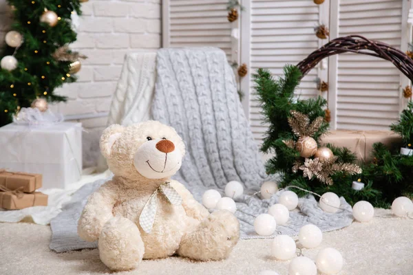 Urso de pelúcia no fundo das decorações de Natal — Fotografia de Stock