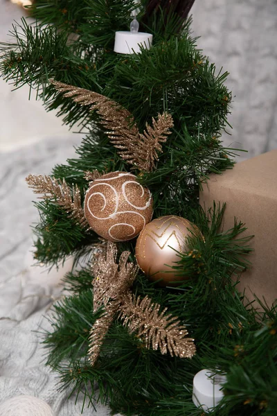 Kerstboom en Kerst decoraties met ballen — Stockfoto