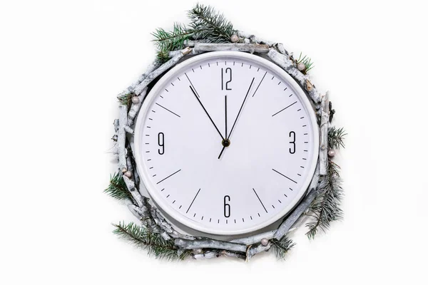 Relógio de Natal com decoração de inverno na parede — Fotografia de Stock