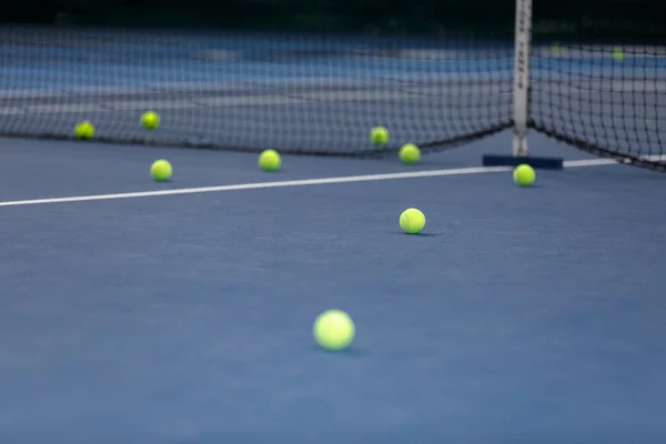 Många tennisbollar på tennisbanan — Stockfoto