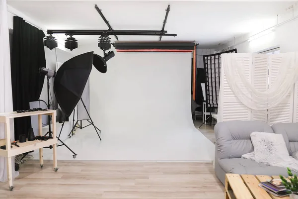 Empty photo studio with professional lighting equipment — Stock Photo, Image