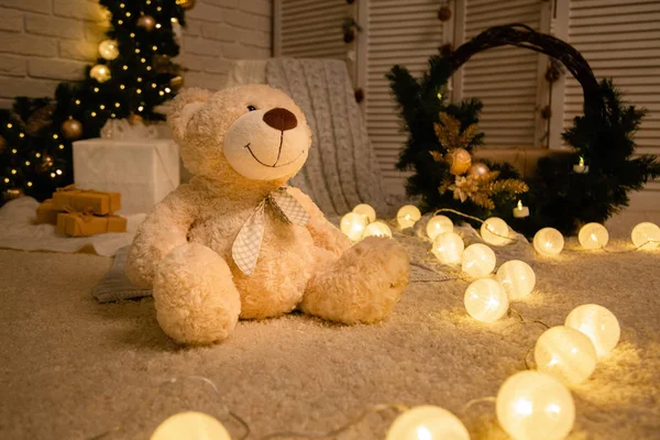 Urso de pelúcia no fundo das decorações de Natal — Fotografia de Stock