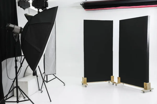 Studio photo vide avec équipement d'éclairage professionnel — Photo