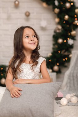 Noel çelenk evde arka plan üzerinde mutlu kız.