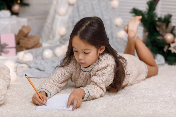 Милий дитина дівчина писати лист до Санта-Клауса на дому — стокове фото