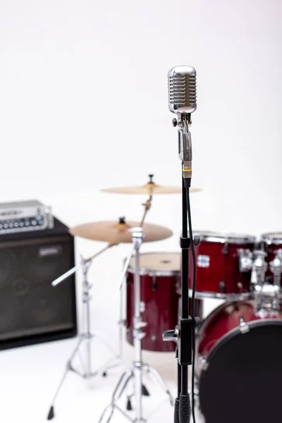 Micrófono en un estudio de grabación con tambor sobre fondo . —  Fotos de Stock