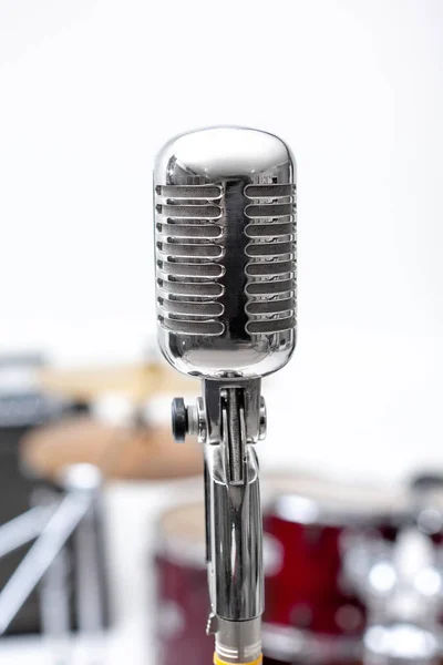 Microphone dans un studio d'enregistrement avec tambour sur fond . — Photo