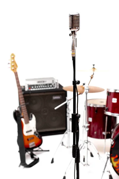 Mikrofon v nahrávacím studiu s bubnem na pozadí. — Stock fotografie