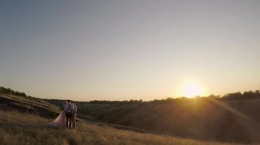 Düğün fotoğrafçısı gelin ve damat çekiyor