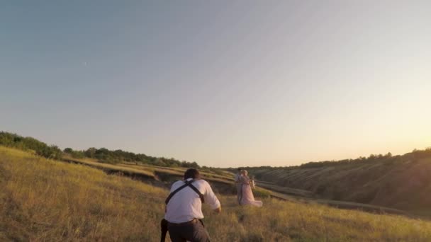 Bruiloft fotograaf neemt foto's van de bruid en bruidegom — Stockvideo