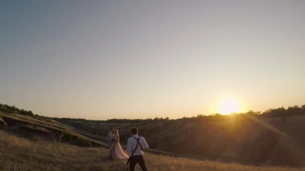 Fotografo di nozze scatta foto degli sposi — Video Stock