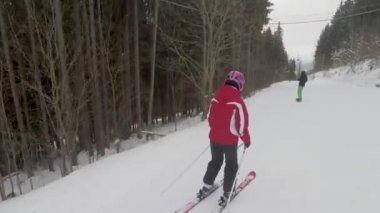Bukovel, Ukrayna - 29 Ocak 2018: kayak pisti üzerinde 29 Ocak 2018 Bukovel, Ukrayna'da kayak kayakçı